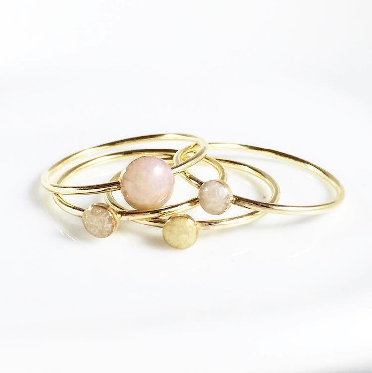 Kelly Howland transforma o leite materno em gemas preciosas que podem decorar anéis, colares, brincos, braceletes... Tudo para eternizar um momento tão único e especial como a amamentação 