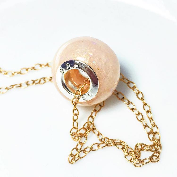 Kelly Howland transforma o leite materno em gemas preciosas que podem decorar anéis, colares, brincos, braceletes... Tudo para eternizar um momento tão único e especial como a amamentação 