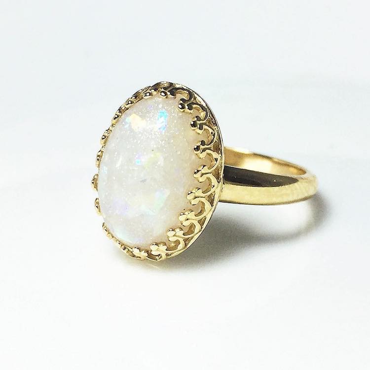 Kelly Howland transforma o leite materno em gemas preciosas que podem decorar anéis, colares, brincos, braceletes... Tudo para eternizar um momento tão único e especial como a amamentação 