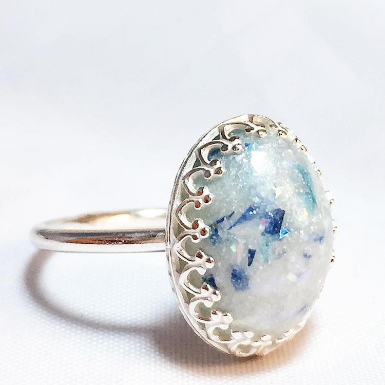 Kelly Howland transforma o leite materno em gemas preciosas que podem decorar anéis, colares, brincos, braceletes... Tudo para eternizar um momento tão único e especial como a amamentação 