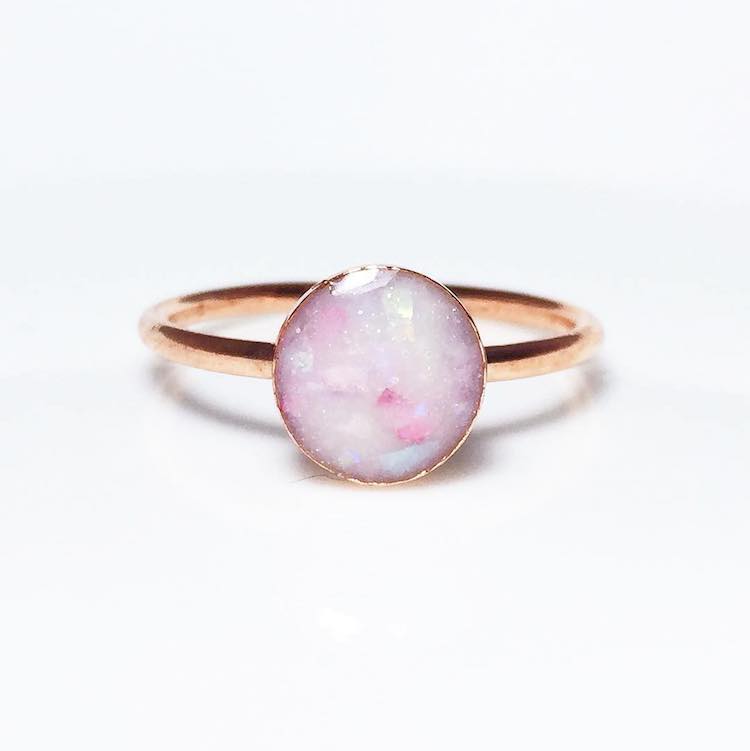 Kelly Howland transforma o leite materno em gemas preciosas que podem decorar anéis, colares, brincos, braceletes... Tudo para eternizar um momento tão único e especial como a amamentação 