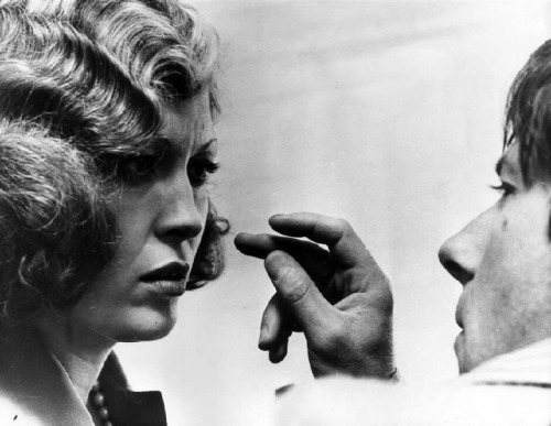 Faye Dunaway e o diretor Roman Polanski brigaram de montão nos bastidores de Chinatown. Ele não gostava da atuação de Dunaway e gritava com ela o tempo todo. Em uma cena, Polanski arracou fios de cabelo da atriz, porque eles estavam atrapalhando o enquadramento. Ele também proibiu Faye Dunaway de ir ao banheiro e ela decidiu fazer xixi em um copo e jogar na cara dele. Super amigável