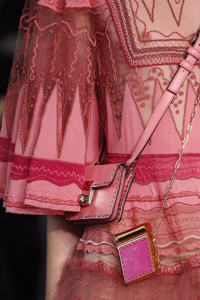 A maison Valentino, sob o comando do estilista Pierpaolo Piccioli, exibiu em Paris versão micro das já mini bolsas. Com alças de corrente, as bolsinhas são muito charmosas, apesar de nada práticas. Você usaria?
