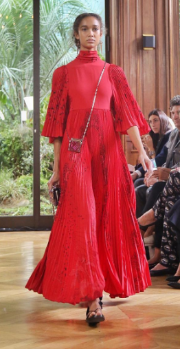 A maison Valentino, sob o comando do estilista Pierpaolo Piccioli, exibiu em Paris versão micro das já mini bolsas. Com alças de corrente, as bolsinhas são muito charmosas, apesar de nada práticas. Você usaria?