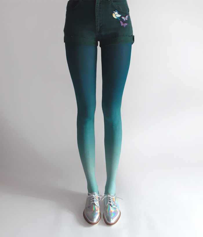 Tiffany Ju é a designer por trás dessas meias cheias de graça e estilo, que são feitas à mão. Teria coragem de usar? :)