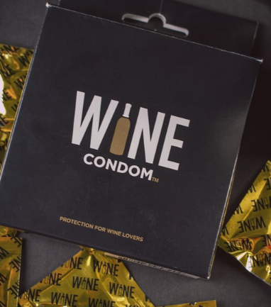 Empresa lança protetores para garrafas de vinho exatamente iguais preservativos