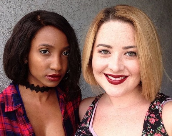 As amigas Piaget Ventus e Michelle Meredith decidiram criar uma conta no Instagram para mostrar testes de como ficam diferentes cores de batom em diferentes tons de pele