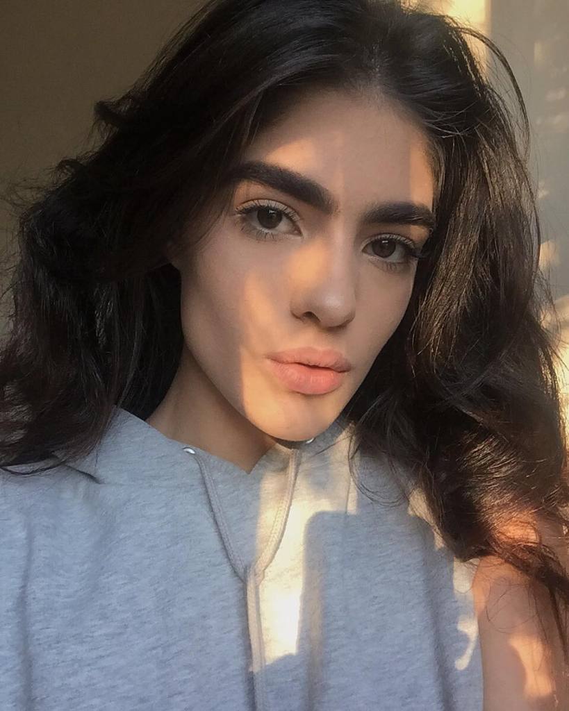 Ela sofria bullying por ter sobrancelhas grossas demais, Hoje, Natalia Castellar é apenas uma modelo de sucesso. Parece que o mundo dá voltas, né, queridinha?