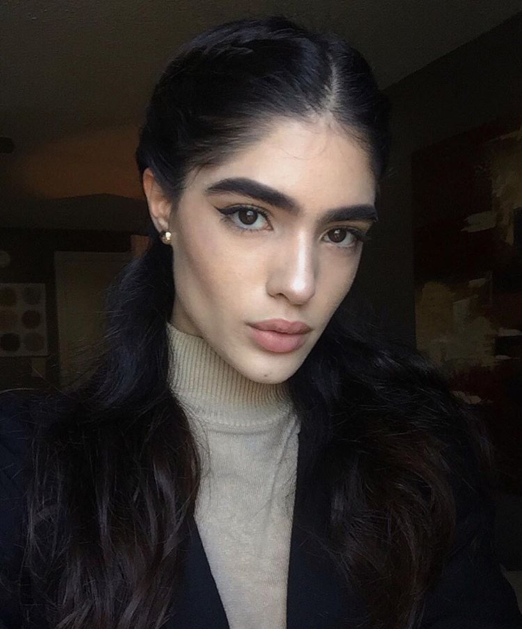 Ela sofria bullying por ter sobrancelhas grossas demais, Hoje, Natalia Castellar é apenas uma modelo de sucesso. Parece que o mundo dá voltas, né, queridinha?