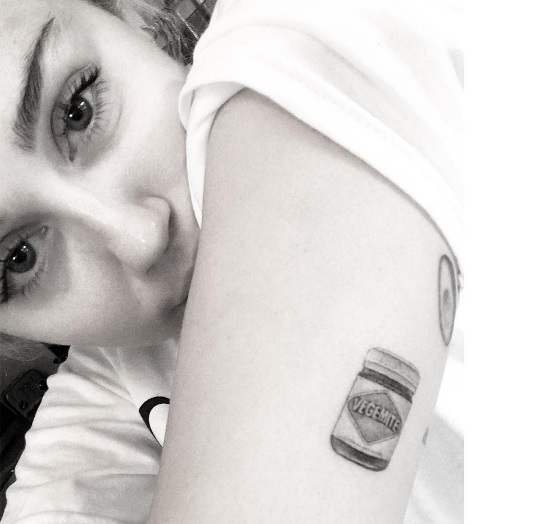 Miley Cyrus tatuou o alimento favorito do namorado Liam Hemsworth