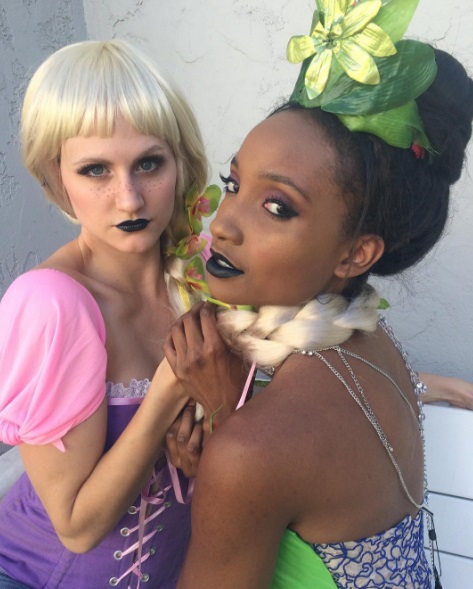 As amigas Piaget Ventus e Michelle Meredith decidiram criar uma conta no Instagram para mostrar testes de como ficam diferentes cores de batom em diferentes tons de pele