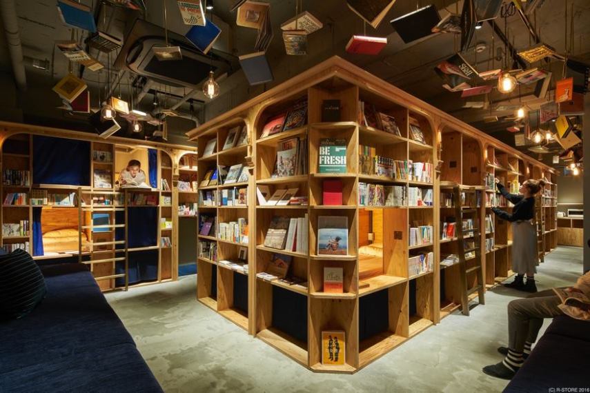 O Book and Bed, no Japão, é um hostel que ficou famosos por ser temático e levar seus hóspedes para o mundo dos livros e bibliotecas