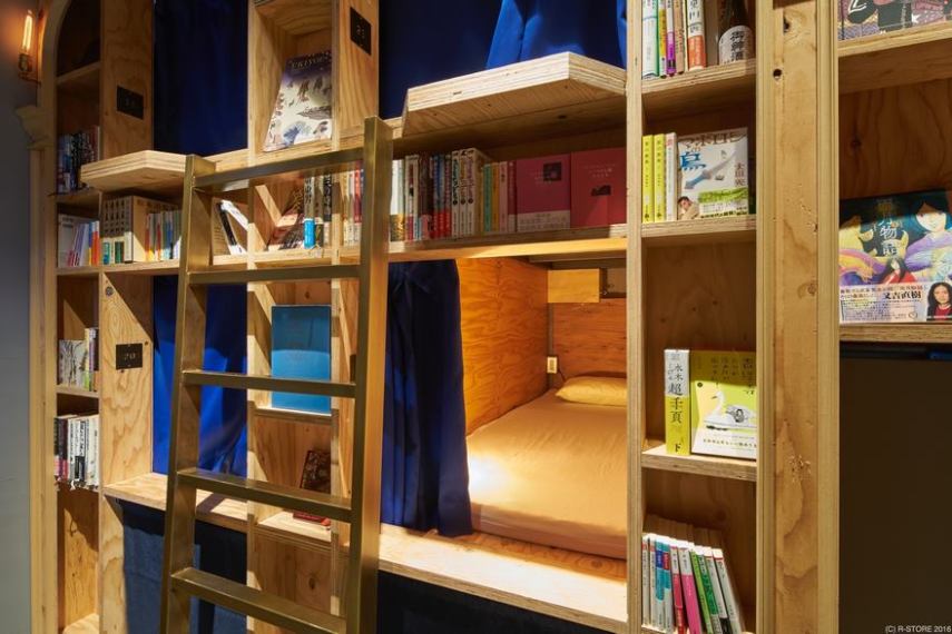 O Book and Bed, no Japão, é um hostel que ficou famosos por ser temático e levar seus hóspedes para o mundo dos livros e bibliotecas
