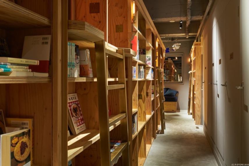 O Book and Bed, no Japão, é um hostel que ficou famosos por ser temático e levar seus hóspedes para o mundo dos livros e bibliotecas