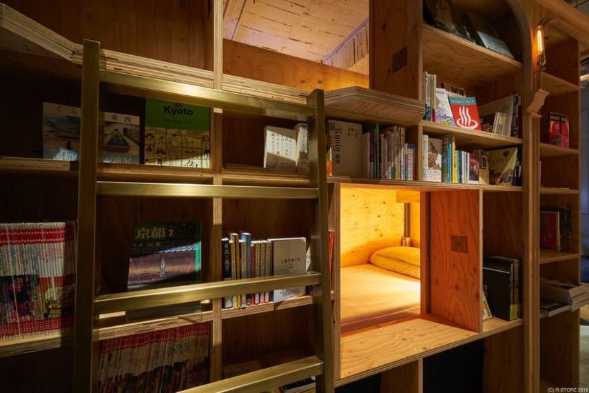 O Book and Bed, no Japão, é um hostel que ficou famosos por ser temático e levar seus hóspedes para o mundo dos livros e bibliotecas