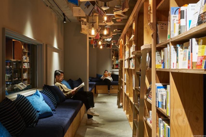 O Book and Bed, no Japão, é um hostel que ficou famosos por ser temático e levar seus hóspedes para o mundo dos livros e bibliotecas