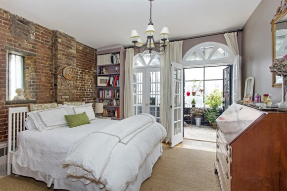 A casa que Elizabeth comprou e abandonou para viver uma aventura pelo mundo existe de verdade. Ela custa US$ 6,9 milhões (R$ 22 milhões) e fica no Brooklyn, em Nova York