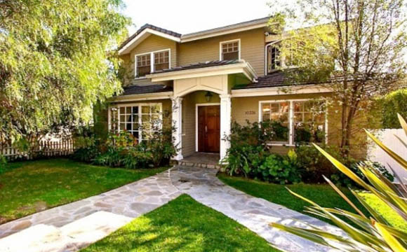 A residência da família Dunphy, do seriado 'Modern Family', fica em Los Angeles, na Califórnia e custa US$ 2,3 milhões (R$ 7,3 milhões). O imóvel existe de verdade e tem 4 quartos, 4 banheiros e 2 andares