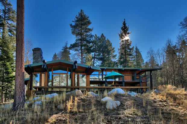 No filme, a personagem Rachel Marron (Whitney Houston), se escondia de um stalker em uma casa no Lago Tahoe, em Sierra Nevada, EUA. A casa existe de verdade e esteve à venda no ano passado por nada menos do que US$ 8 milhões (R$ 25 milhões)