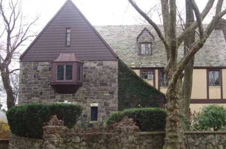 A mansão fica em Staten Island, no estado de Nova York, e custa US$ 2,6 milhões (R$ 8,3 milhões)