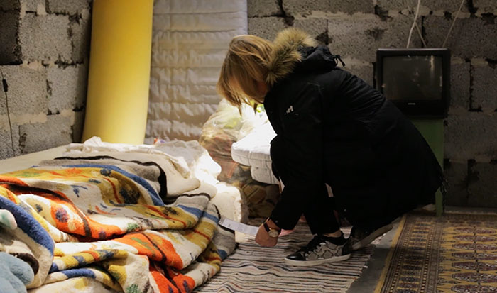 Trabalhando com a Cruz Vermelha da Noruega e a agência de publicidade POL, a IKEA instalou um modelo de casa síria dentro de sua loja. O local, na verdade, é uma réplica de uma casa que fica em Damasco e pertence a uma mulher que se chama Rana. Ela vive ali com nove integrantes da sua família