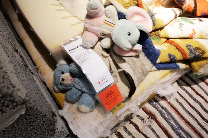 Trabalhando com a Cruz Vermelha da Noruega e a agência de publicidade POL, a IKEA instalou um modelo de casa síria dentro de sua loja. O local, na verdade, é uma réplica de uma casa que fica em Damasco e pertence a uma mulher que se chama Rana. Ela vive ali com nove integrantes da sua família