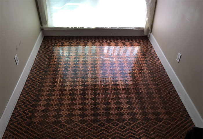 Tonya Tooners usou 13 mil moedas de um centavo de dólar para fazer um piso bem diferente para sua casa, com padrões e desenhos geométricos