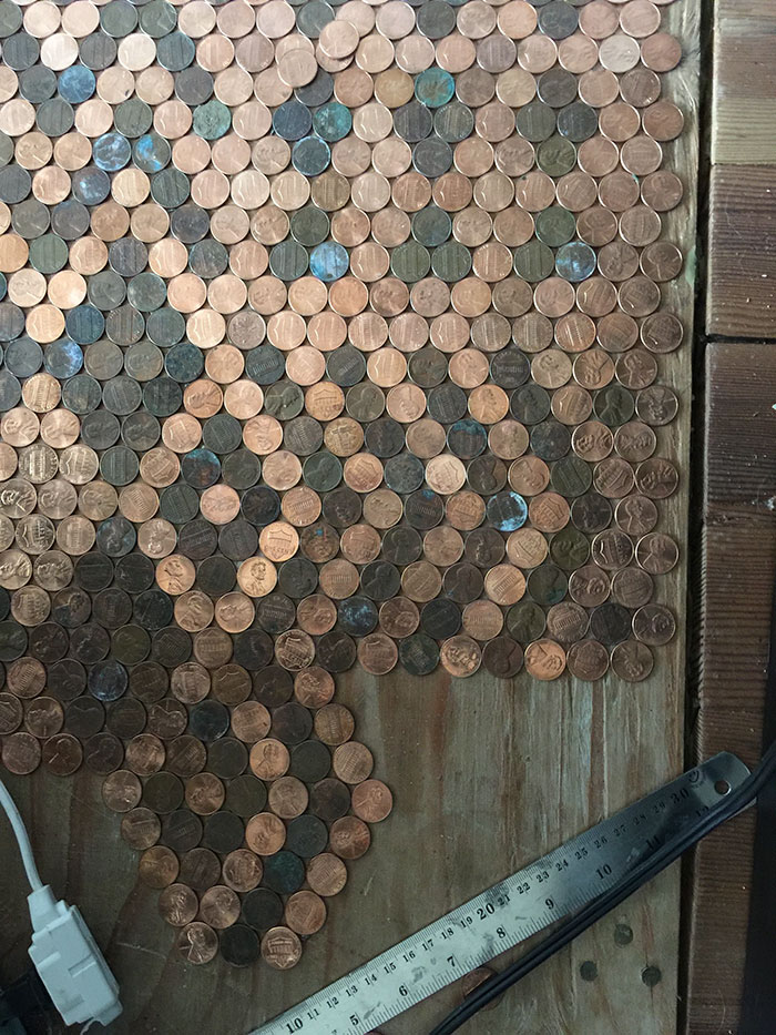 Tonya Tooners usou 13 mil moedas de um centavo de dólar para fazer um piso bem diferente para sua casa, com padrões e desenhos geométricos
