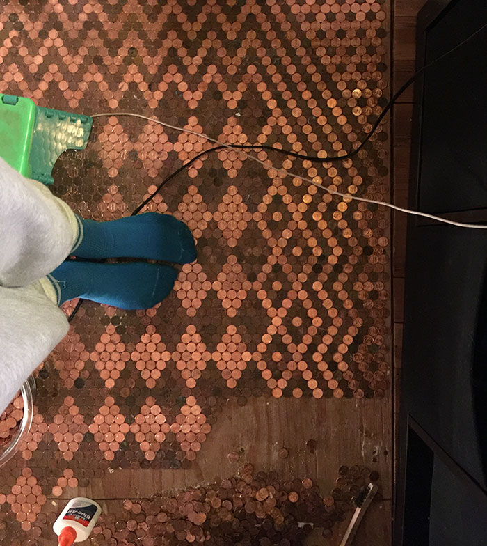 Tonya Tooners usou 13 mil moedas de um centavo de dólar para fazer um piso bem diferente para sua casa, com padrões e desenhos geométricos