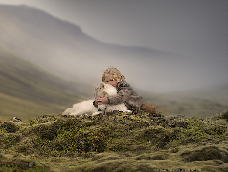 Fotógrafa retrata relação de crianças e bichos