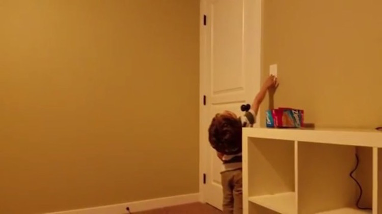 Benjamin, de 4 anos, tinha problemas para dormir no próprio quarto. Com o novo teto estrelado, porém, a dificuldade foi embora! <3