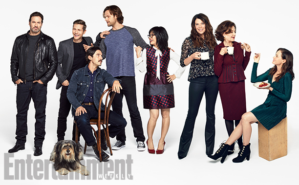 Na foto, Scott Patterson (Luke), Milo Ventimiglia (Jess), Matt Czuchry (Logan), Jared Padalecki (Dean), Keiko Agena (Lane), Lauren Graham (Lorelai), Alexis Bledel (Rory), Kelly Bishop (Emily) e Paul Anka, o cachorro de Lorelai