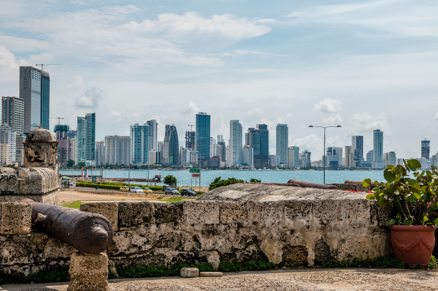 O moderno visto da cidade murada