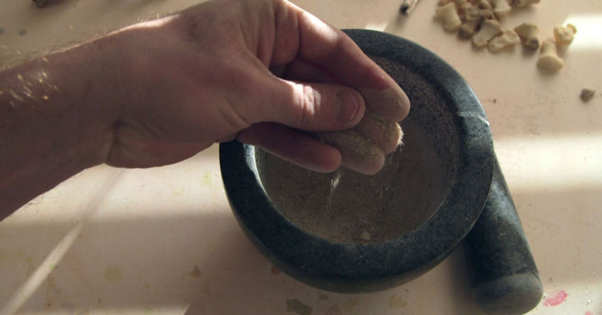 Justin Crowe usa ossos de humanos para fazer objetos de cerâmica