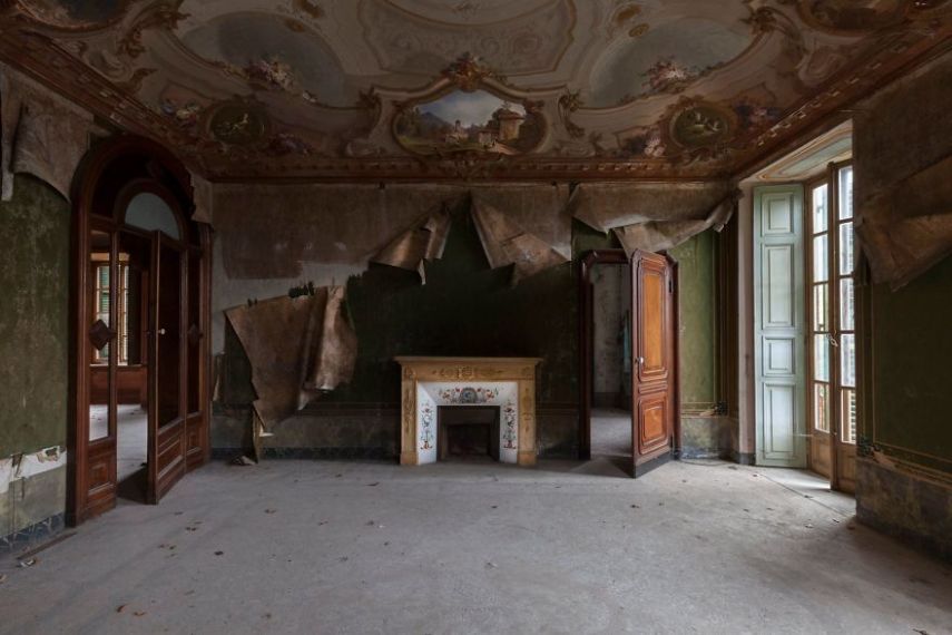 A fotógrafa Eleonora Costi, de Milão, passou os últimos três anos viajando pela Itália para encontrar prédios luxuosos e abandonados. Ela acabou explorando castelos, vilas, hotéis e até hospitais para o projeto Abandoned H.Ell