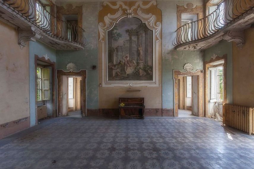 A fotógrafa Eleonora Costi, de Milão, passou os últimos três anos viajando pela Itália para encontrar prédios luxuosos e abandonados. Ela acabou explorando castelos, vilas, hotéis e até hospitais para o projeto Abandoned H.Ell