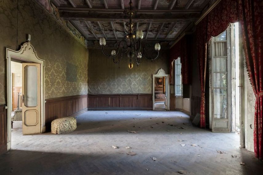 A fotógrafa Eleonora Costi, de Milão, passou os últimos três anos viajando pela Itália para encontrar prédios luxuosos e abandonados. Ela acabou explorando castelos, vilas, hotéis e até hospitais para o projeto Abandoned H.Ell