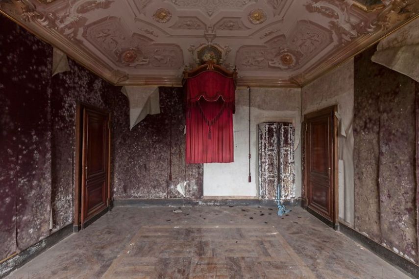 A fotógrafa Eleonora Costi, de Milão, passou os últimos três anos viajando pela Itália para encontrar prédios luxuosos e abandonados. Ela acabou explorando castelos, vilas, hotéis e até hospitais para o projeto Abandoned H.Ell