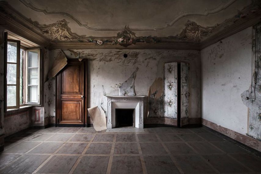 A fotógrafa Eleonora Costi, de Milão, passou os últimos três anos viajando pela Itália para encontrar prédios luxuosos e abandonados. Ela acabou explorando castelos, vilas, hotéis e até hospitais para o projeto Abandoned H.Ell