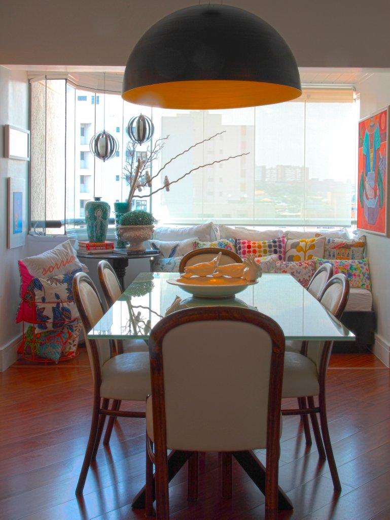 Este projeto, assinado pela arquiteta Cris Paola, tinha como objetivo deixar o apartamento mais leve sem perder a identidade do casal morador. Para isso, as salas, escritório e cozinha foram integrados e coloridos com detalhes escolhidos a dedo pelos donos.