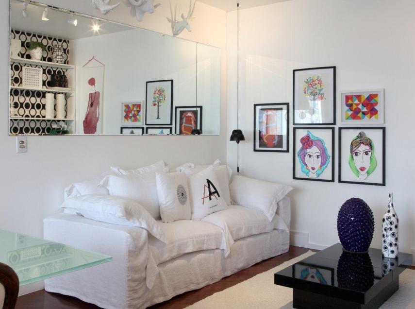 Este projeto, assinado pela arquiteta Cris Paola, tinha como objetivo deixar o apartamento mais leve sem perder a identidade do casal morador. Para isso, as salas, escritório e cozinha foram integrados e coloridos com detalhes escolhidos a dedo pelos donos.