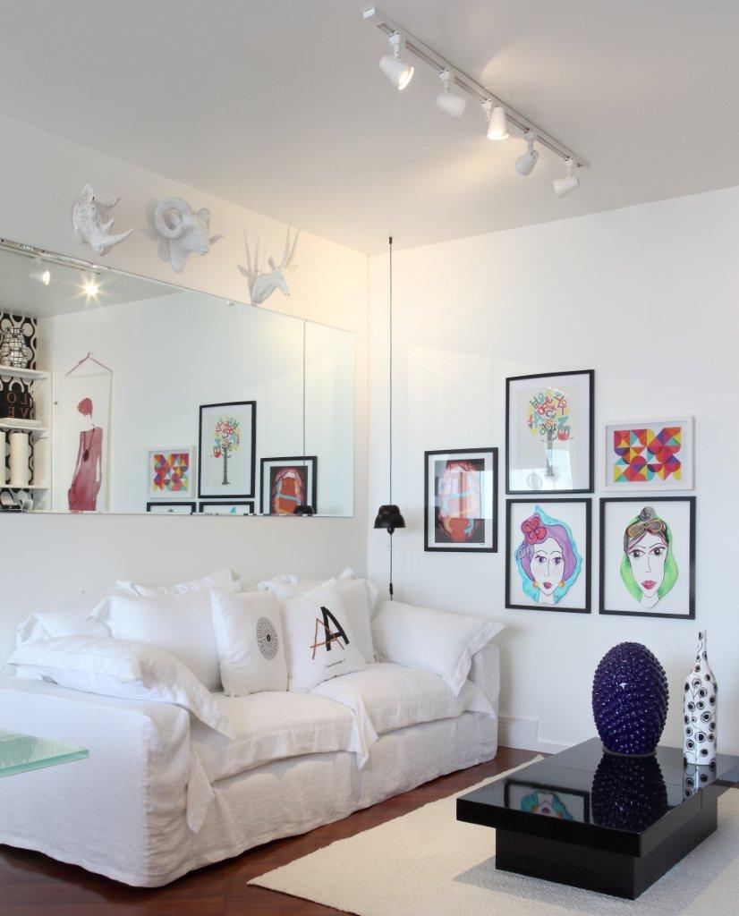 Este projeto, assinado pela arquiteta Cris Paola, tinha como objetivo deixar o apartamento mais leve sem perder a identidade do casal morador. Para isso, as salas, escritório e cozinha foram integrados e coloridos com detalhes escolhidos a dedo pelos donos.
