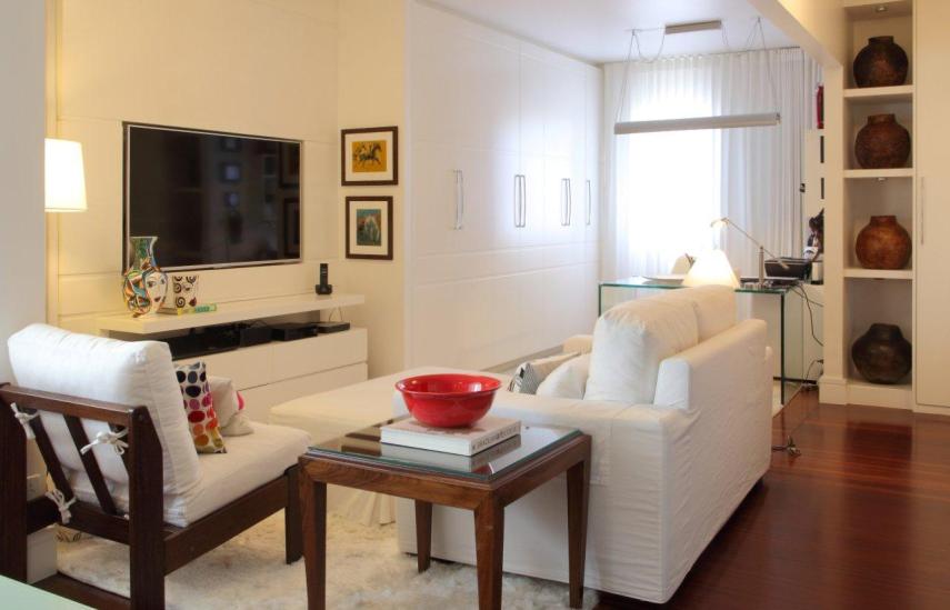 Este projeto, assinado pela arquiteta Cris Paola, tinha como objetivo deixar o apartamento mais leve sem perder a identidade do casal morador. Para isso, as salas, escritório e cozinha foram integrados e coloridos com detalhes escolhidos a dedo pelos donos.