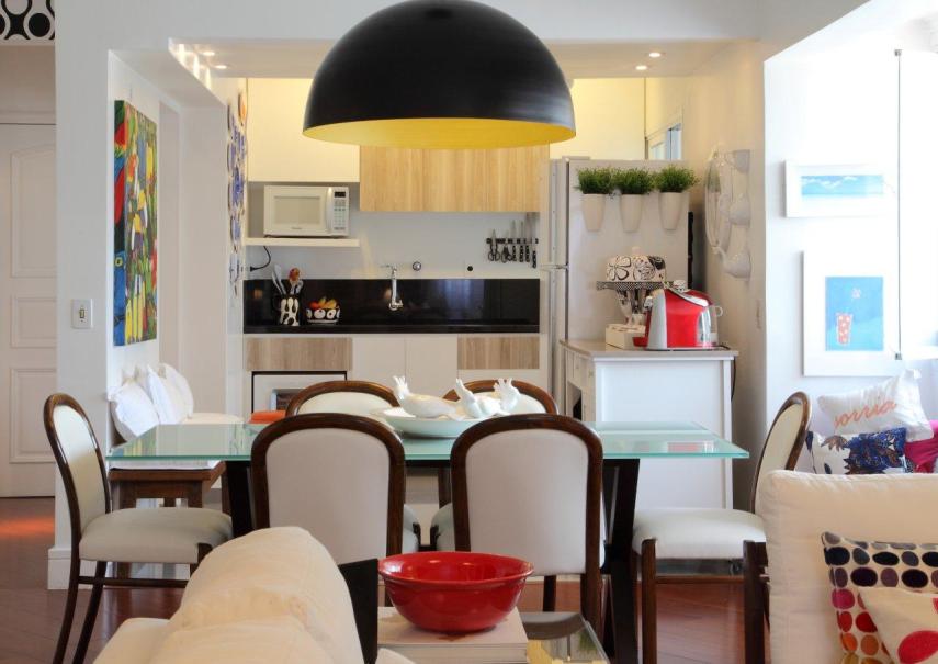 Este projeto, assinado pela arquiteta Cris Paola, tinha como objetivo deixar o apartamento mais leve sem perder a identidade do casal morador. Para isso, as salas, escritório e cozinha foram integrados e coloridos com detalhes escolhidos a dedo pelos donos.