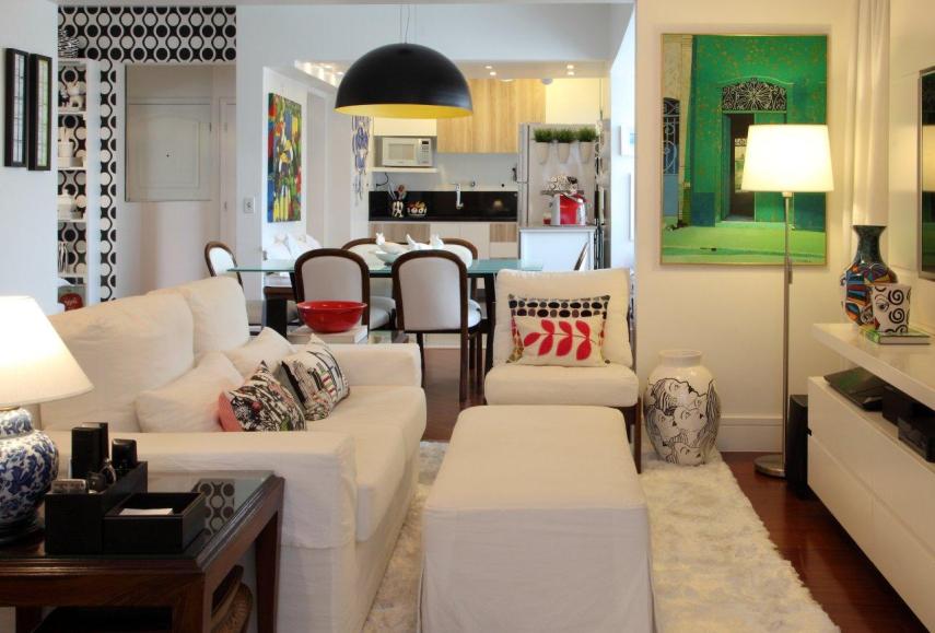 Este projeto, assinado pela arquiteta Cris Paola, tinha como objetivo deixar o apartamento mais leve sem perder a identidade do casal morador. Para isso, as salas, escritório e cozinha foram integrados e coloridos com detalhes escolhidos a dedo pelos donos.