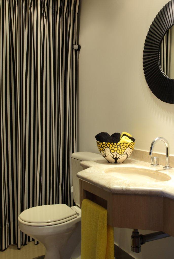 Este projeto, assinado pela arquiteta Cris Paola, tinha como objetivo deixar o apartamento mais leve sem perder a identidade do casal morador. Para isso, as salas, escritório e cozinha foram integrados e coloridos com detalhes escolhidos a dedo pelos donos.