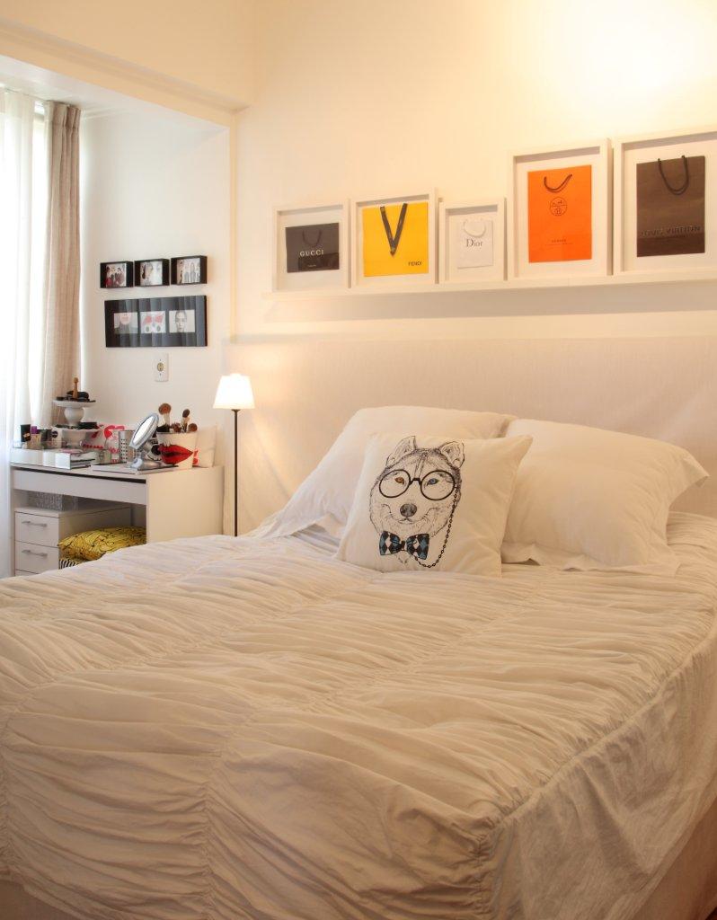 Este projeto, assinado pela arquiteta Cris Paola, tinha como objetivo deixar o apartamento mais leve sem perder a identidade do casal morador. Para isso, as salas, escritório e cozinha foram integrados e coloridos com detalhes escolhidos a dedo pelos donos.