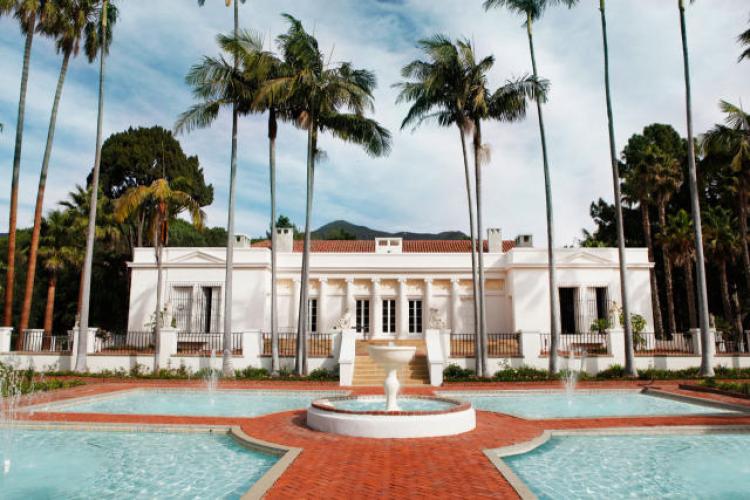 O site Mortgage Adviser fez estimativas de quando custariam algumas casas da ficção. Por US$ 15 milhões (R$ 48 milhões), seria possível viver em El Fureidis. A mansão de Miami tem 10 mil metros quadrados