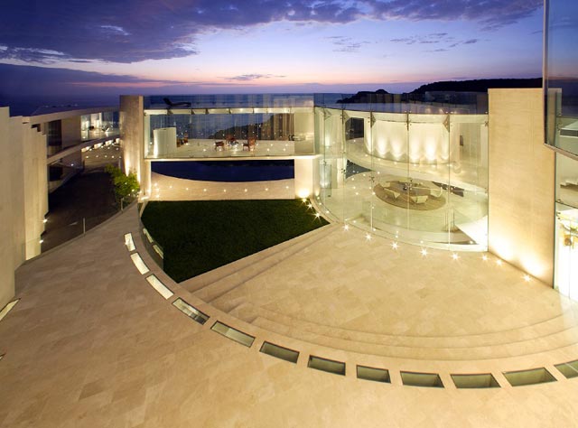 A casa de Tony Stark existe de verade e esteve à venda por US$ 14 milhões (R$ 44 milhões). A mansão tem 4 quartos, 6 banheiros e acesso privado à praia de Black, em San Diego, na Califórnia