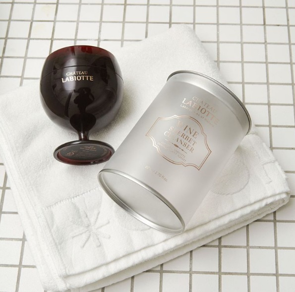 A Labiotte, uma marca de produtos de beleza da Coreia do Sul, criou uma linha de maquiagens inspiradas em vinho